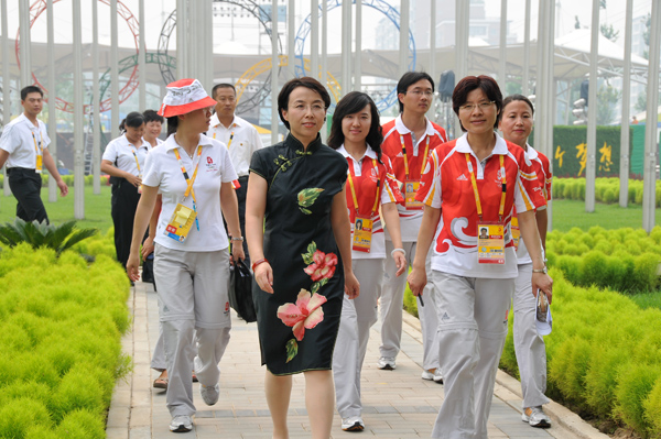 熊九玲会长陪同程红副市长出席升旗仪式