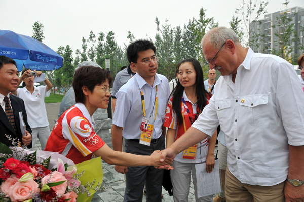 熊九玲会长在奥运村村长院门口迎接斯洛伐克总统加什帕罗维奇